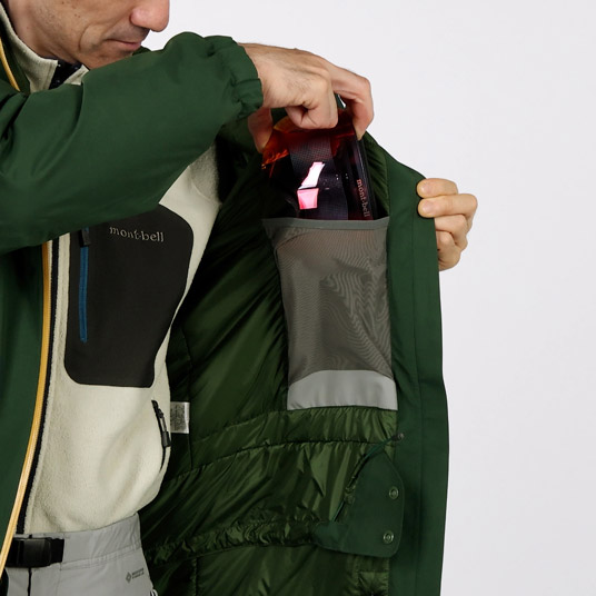 ストレッチ性に優れたパワーメッシュの内ポケットを備えています