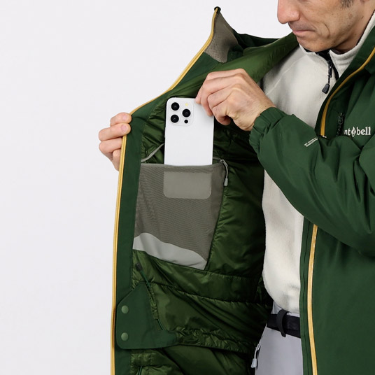 ストレッチ性に優れたパワーメッシュの内ポケットを備えています