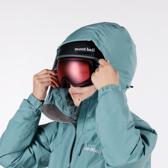 ヘルメット着用の有無に関わらず、高いフィット感が得られる立体フードパターン