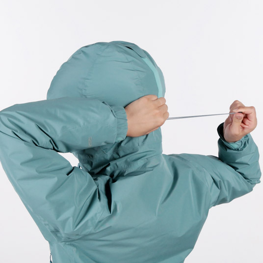 前後のドローコードで顔の周囲と奥行きの調節が可能