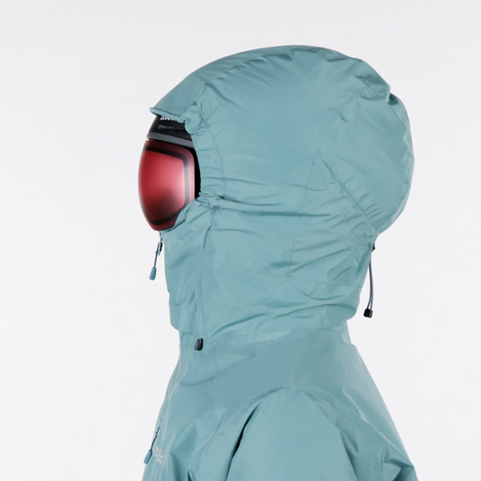 前後のドローコードで顔の周囲と奥行きの調節が可能