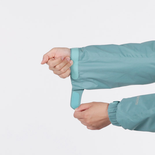 袖口のフィット感を調節でき、冷気や雪の侵入を防ぎます