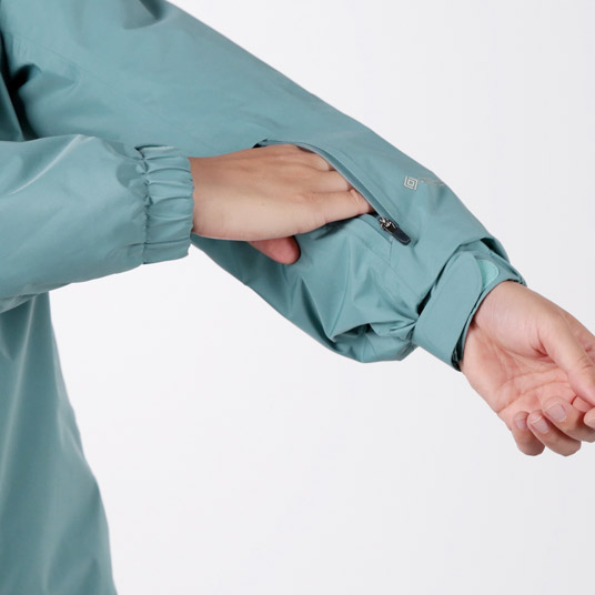 リフト券やICカードを入れられるポケットを装備