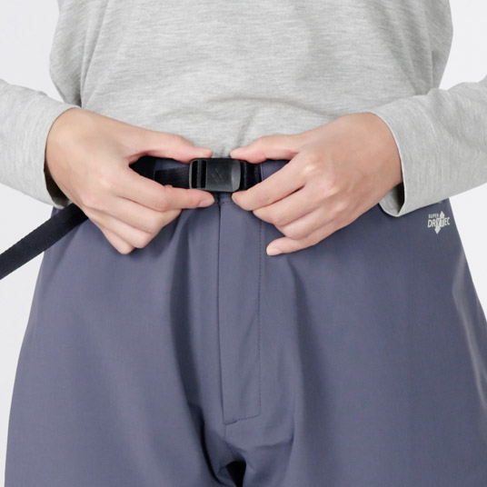 ウエストが調節できるバックル付きベルト