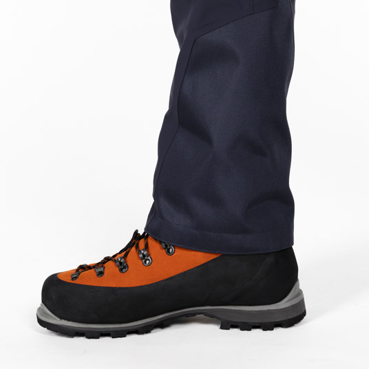 アイゼンやスキーのエッジで傷つきやすいパンツの裾内側を高強度の素材を用いて補強