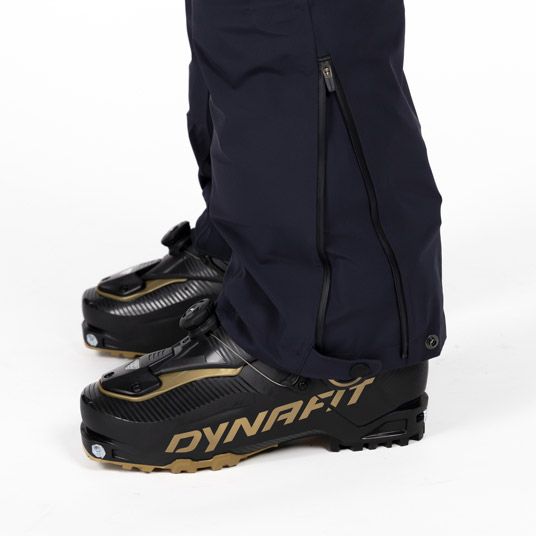 登山用ブーツやスキーブーツの着脱が容易なジッパー