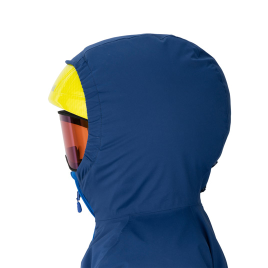 スキー用のヘルメットの上からでも着用可能なフード