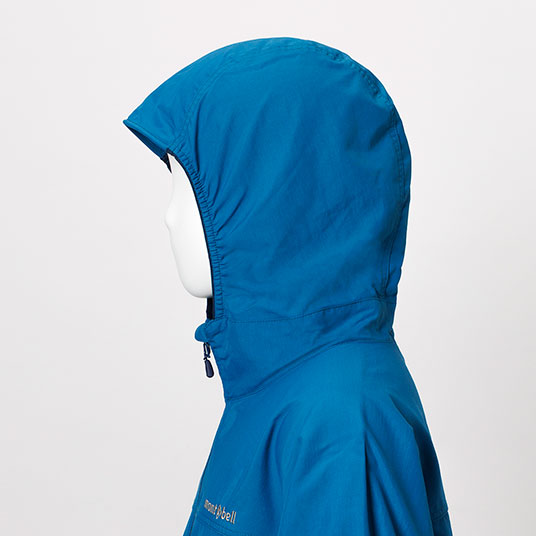 フードの顔の周囲は縫い込みゴムでフィット