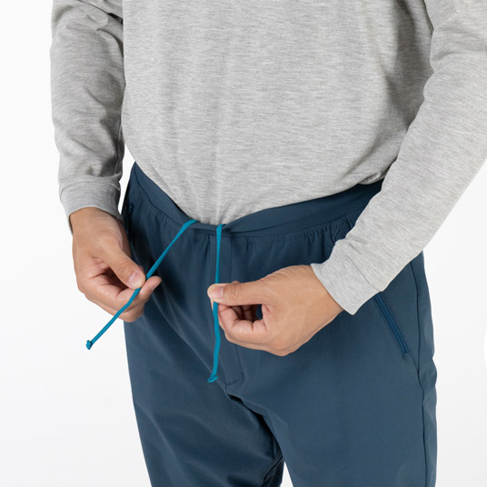 ウエストはひもで調節可能