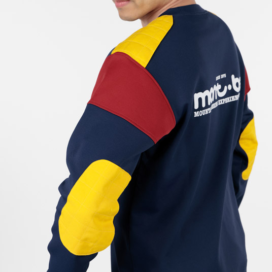 肘と肩に摩擦に強い素材を使用