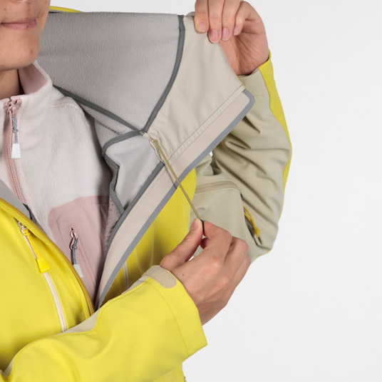 フードの顔周囲をドローコードで調節可能