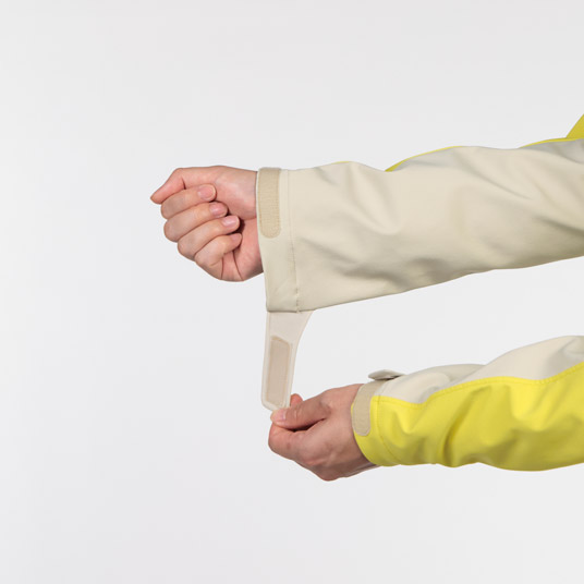 袖口のフィット感を調節でき、冷気や雪の侵入を防ぎます