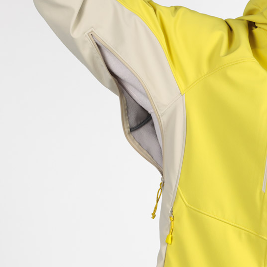 衣服内の蒸れを素早く排出するピットジップを装備