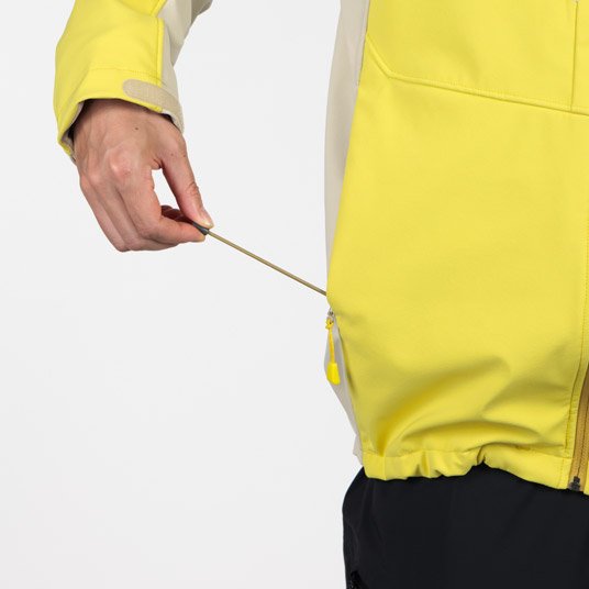 ポケット内のドローコードで裾のフィット感の調節可能。余ったコードが裾から垂れず、すっきり収納できます