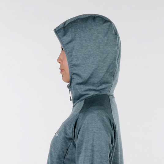 フードをかぶった状態