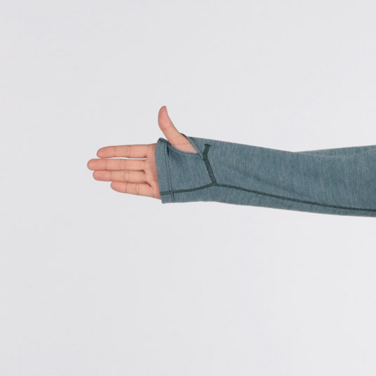 親指を通すことで手の甲を温められるサムホール付き