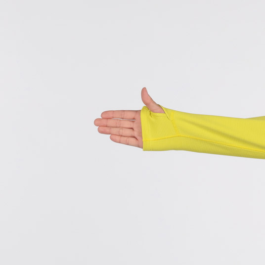 親指を通すことで手の甲を温められるサムホール付き