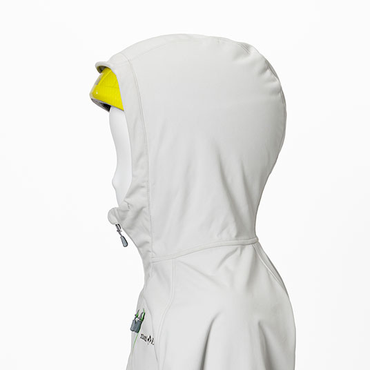 フードの周囲はドローコードで調節可能