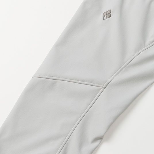 運動性を上げるため、肘部分には立体裁断を施しています。