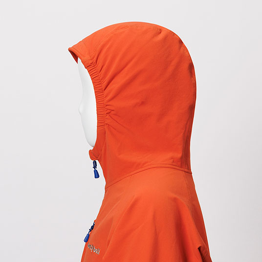 フードの顔の周囲は縫い込みゴムでフィット