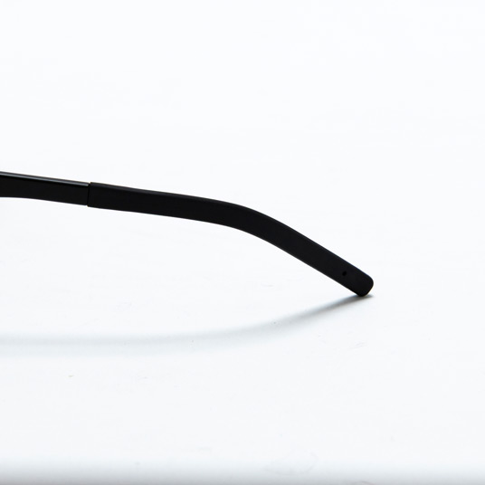 角度やカーブの調節可能なテンプル