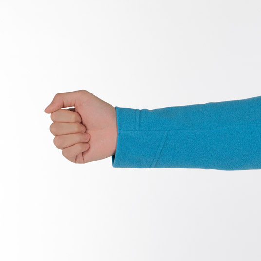 袖口の縫い目を斜めにすることでよく伸び、不快な締め付け感のない快適な着心地を実現