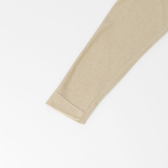 袖口の縫い目を斜め（スパイラル状）にすることでよく伸び、肌あたりの悪さや不快な締め付け感のない快適な着心地を実現