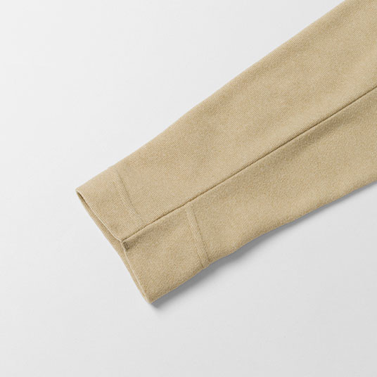 袖口の縫い目を斜め（スパイラル状）にすることでよく伸び、肌あたりの悪さや不快な締め付け感のない快適な着心地を実現