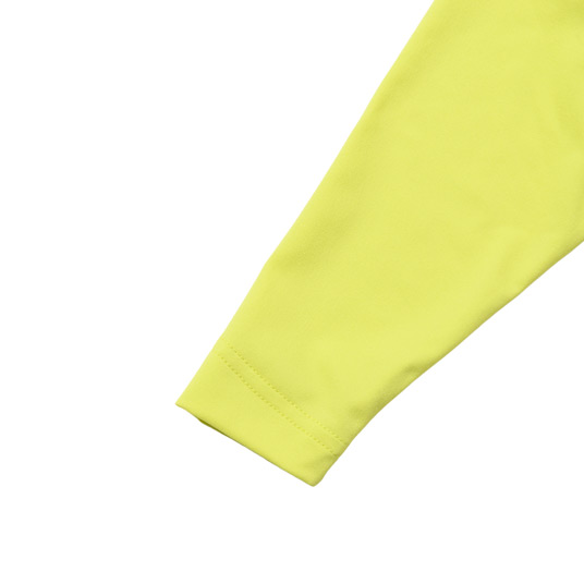 袖口の縫い目を斜めにすることでよく伸び、不快な締め付け感のない快適な着心地を実現