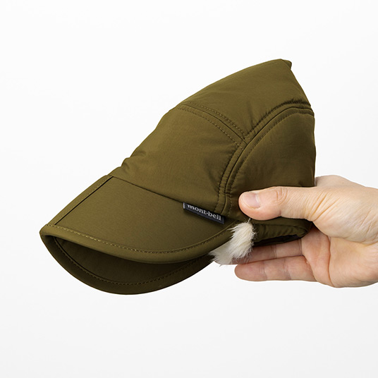 ツバが折り畳め、コンパクトにまとめられます (KH)