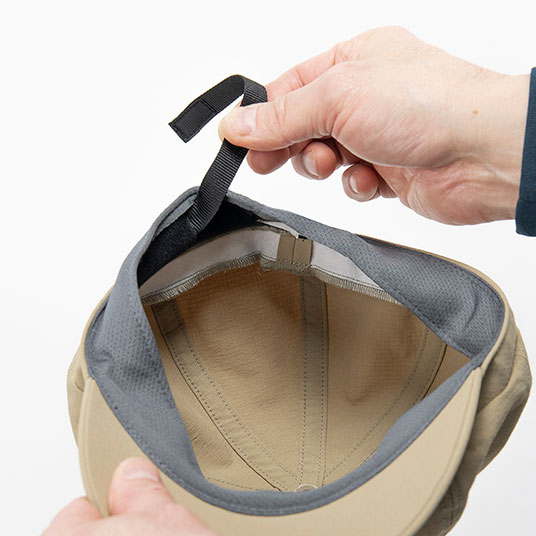 後頭部のベルクロでサイズ調節可能