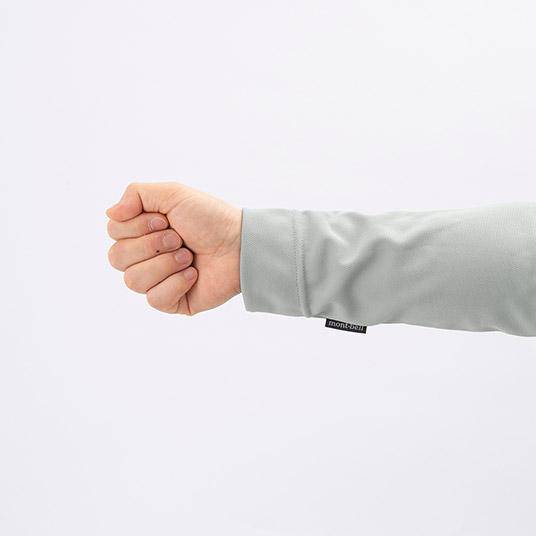 袖口の縫い目を斜めにすることでよく伸び、快適な着心地を実現