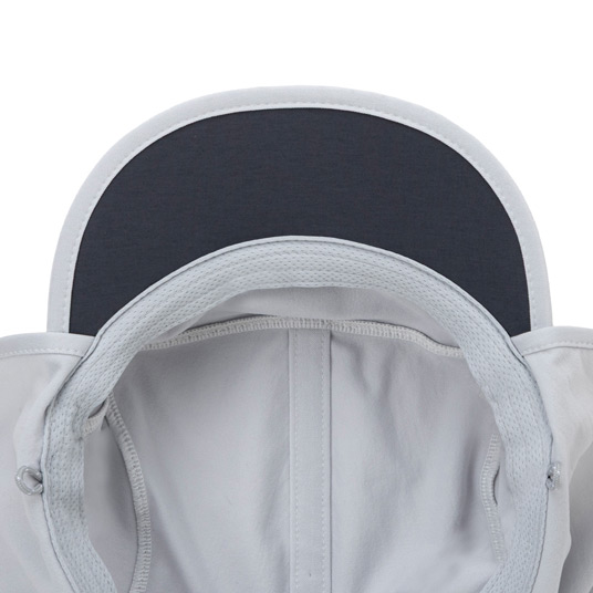 ツバ裏の暗色デザインで、まぶしさを軽減