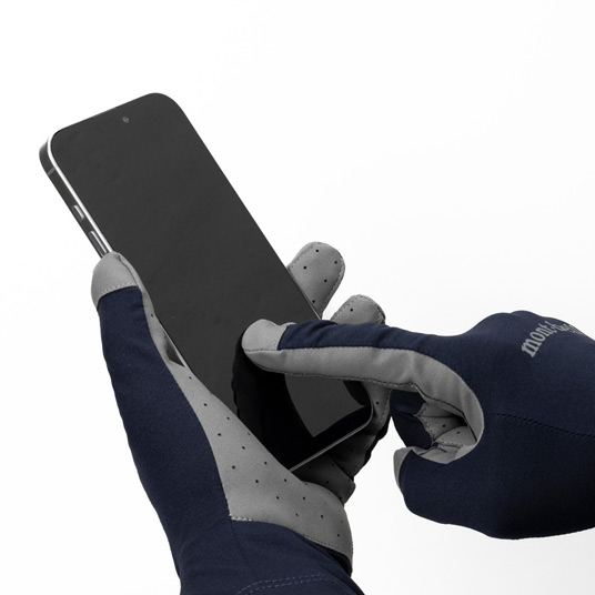 商品を装着したまま、タッチパネル操作可能