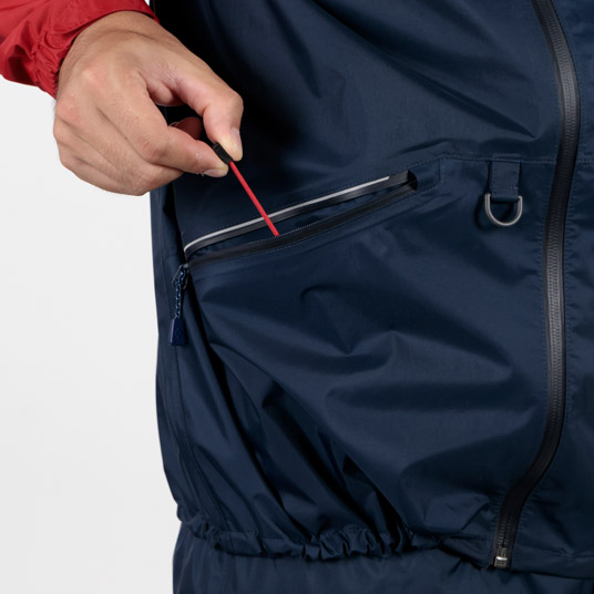 ポケット内のドローコードで裾のフィット感の調節可能。余ったコードが裾から垂れず、すっきり収納できます