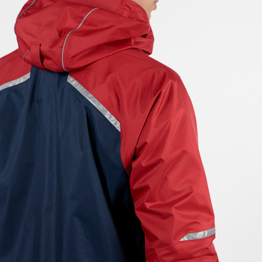 反射素材を肘、背中、フードに配置