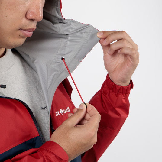 フードの顔周囲をドローコードで調節可能