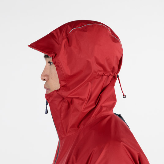 前後のドローコードで顔の周囲と奥行きの調節が可能