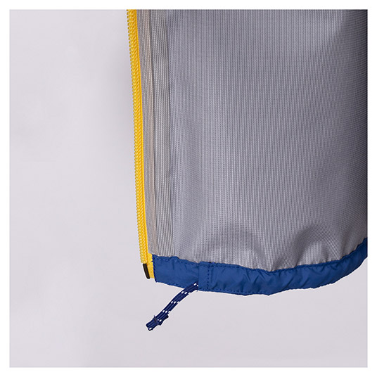 ドローコードで裾のフィット感の調節が可能。