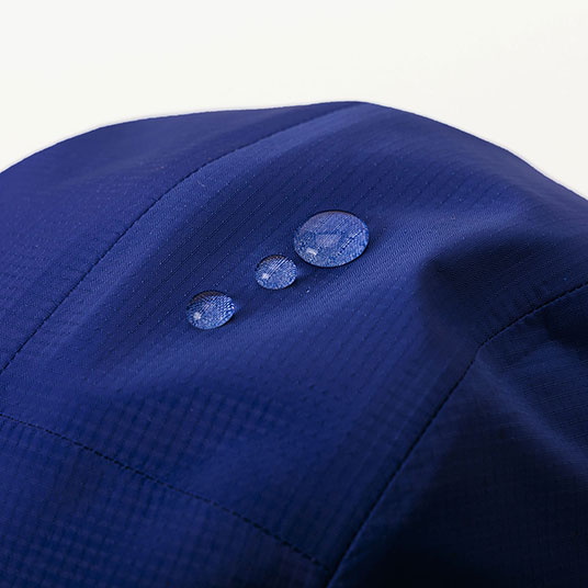 防水透湿性素材を採用しており、水を弾きます。