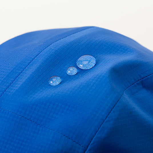 防水透湿性素材を採用しており、水を弾きます。