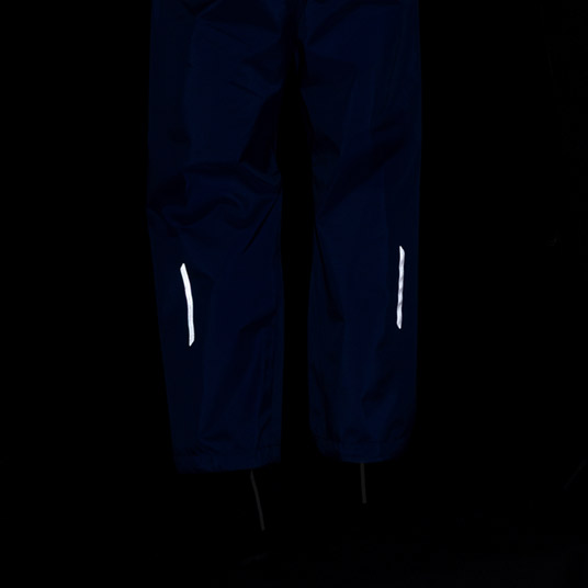 車のライトなどを反射して光る反射材（両脚後ろ側）