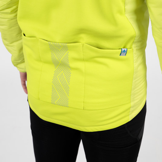 乗車中にもアクセスしやすい背面ポケット