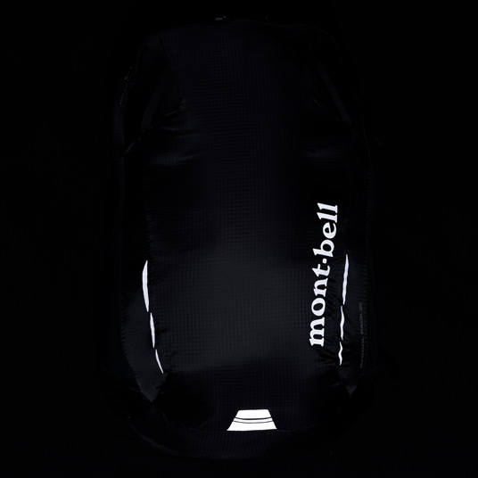 車のライトなどを反射して光る生地を配置