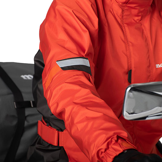 二の腕部分のフィット感を高めバタつきを軽減するアジャスター。リフレクター付き