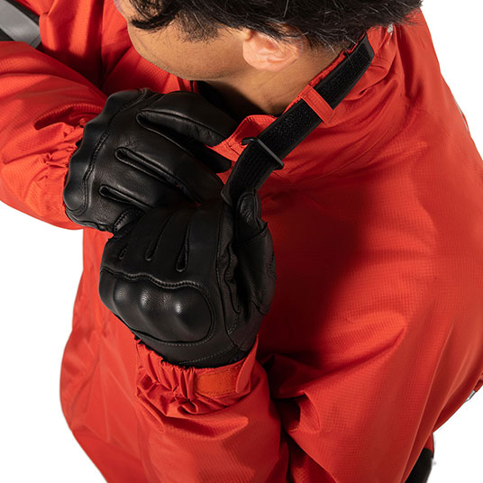 首元からの雨風の侵入を防ぎ、高いフィット感を得られるネックアジャスター