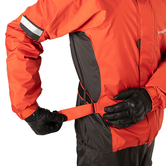 腰部分に走行風によるバタつきを軽減し自然なライディング姿勢をサポートするアジャスター