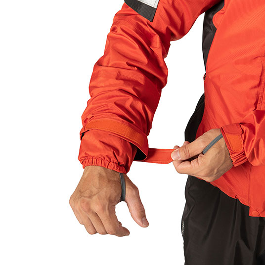 袖口は二重構造になっており雨風の侵入を防ぎます。ずり上がりを防ぐサムループ付き