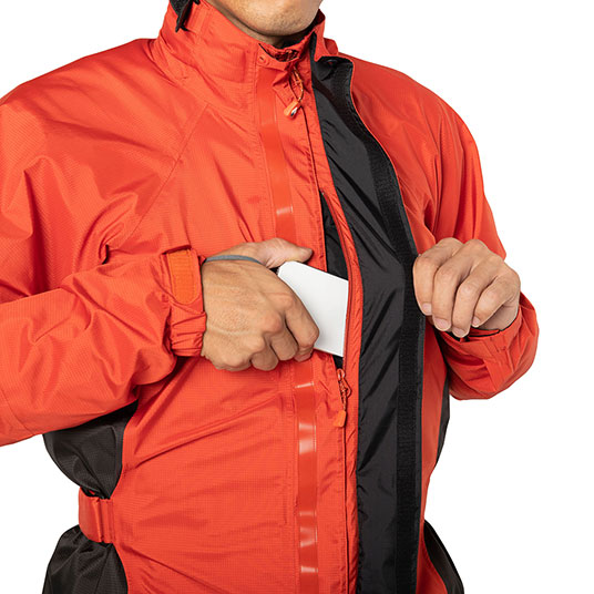 胸元に、ベルクロを開けるだけでアクセスできる内ポケット