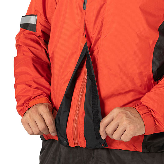 前立てにはジッパーの上に被さり走行時に高い防水性を発揮する2枚のフラップ構造を採用